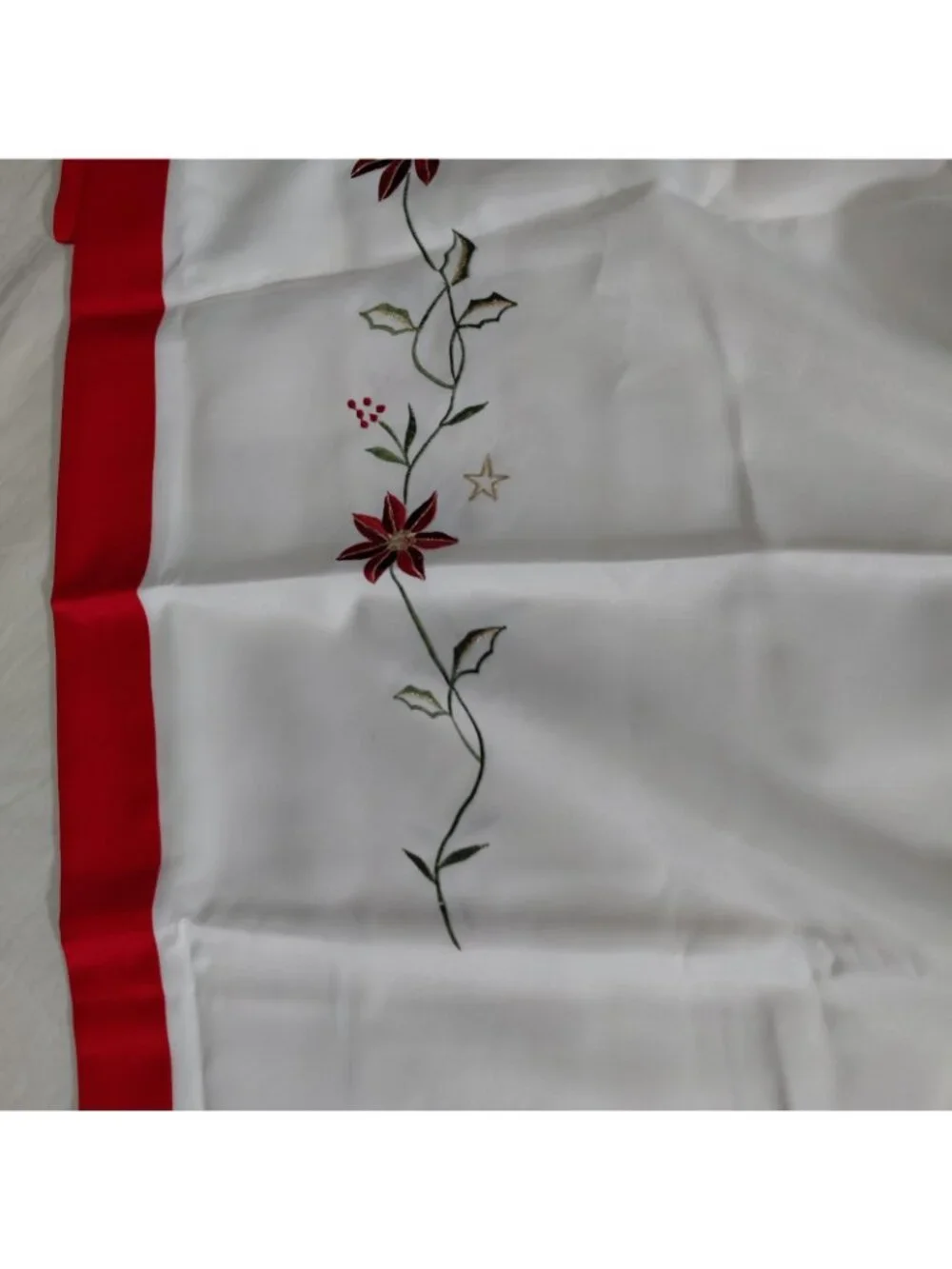 Christmas Tablecloth 85x60 Rectangle White Red Floral Embroidered Poinsetta NEW